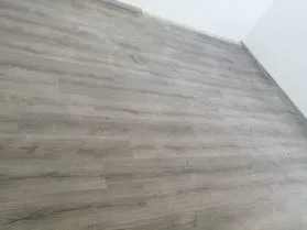 Piso laminado gris