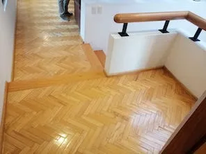 Piso de madera de ingeniería en escalera